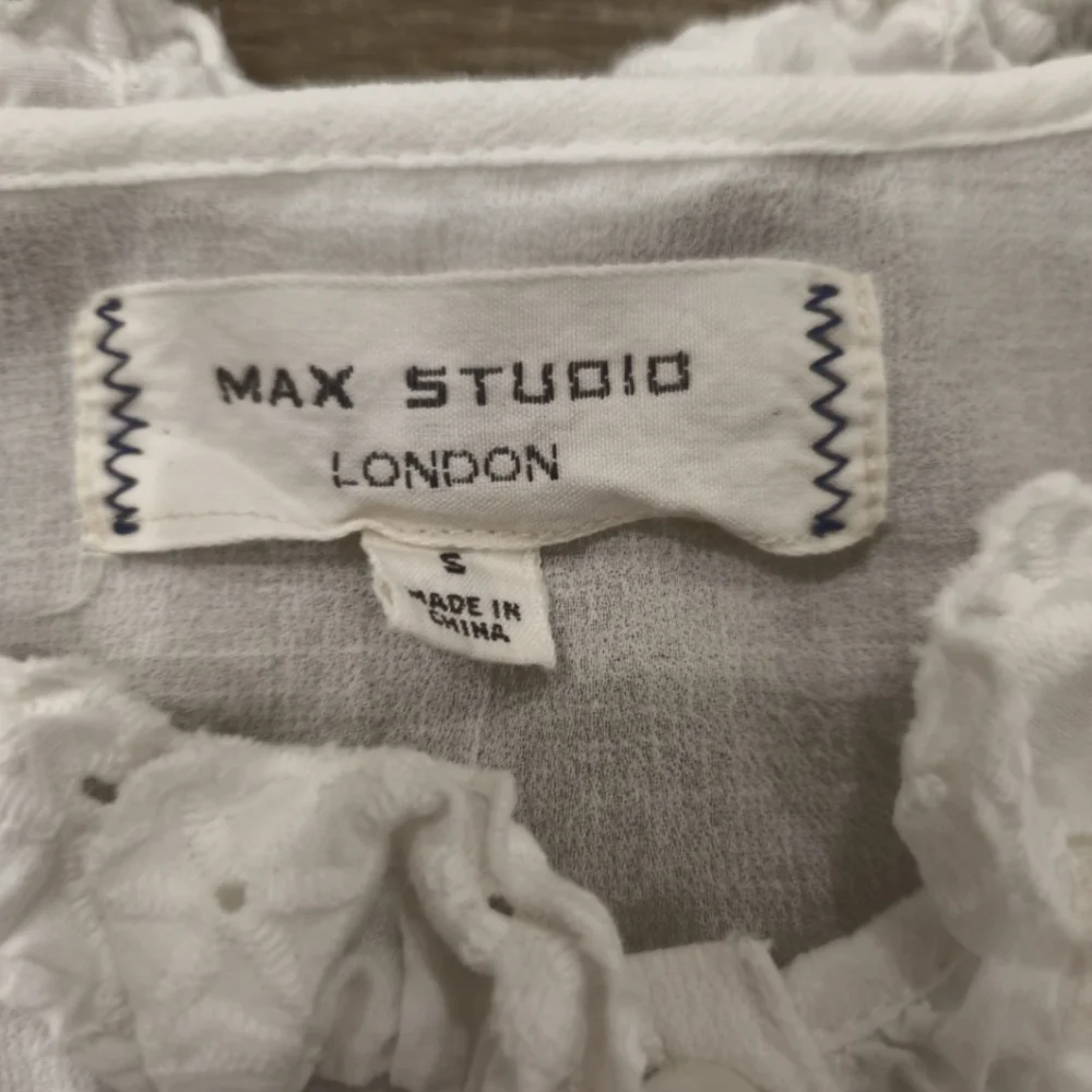 Max Studio London White Eyelet Sleeveless Blouse - Picture 2 of 11